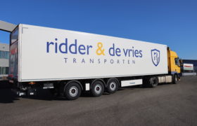 Ridder & De Vries Transporten kiest wederom voor gestuurde Wezenberg polyester Krone koeloplegger