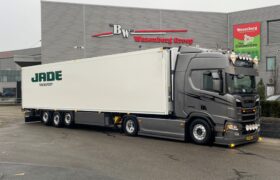 Wezenberg Trailers levert 10e Krone polyester koeloplegger af aan Jade Transport in Klazienaveen